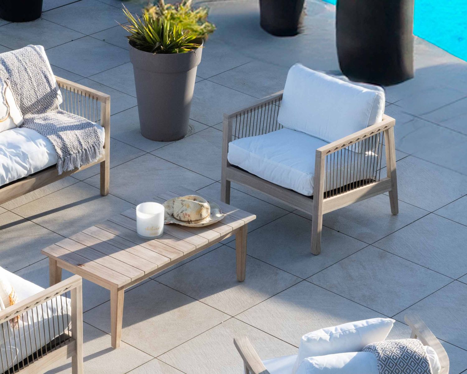 Ensemble canapé et fauteuils matelassés en teck et corde "Rafita"