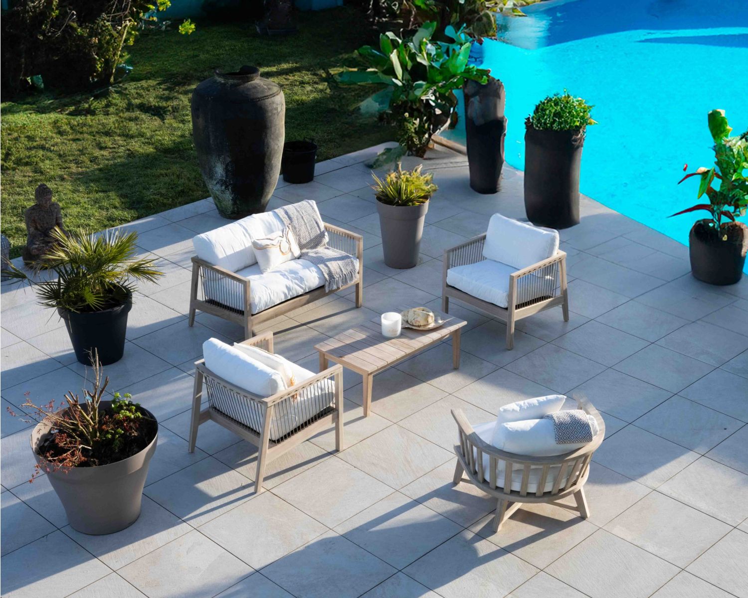 Ensemble canapé et fauteuils matelassés en teck et corde "Rafita"