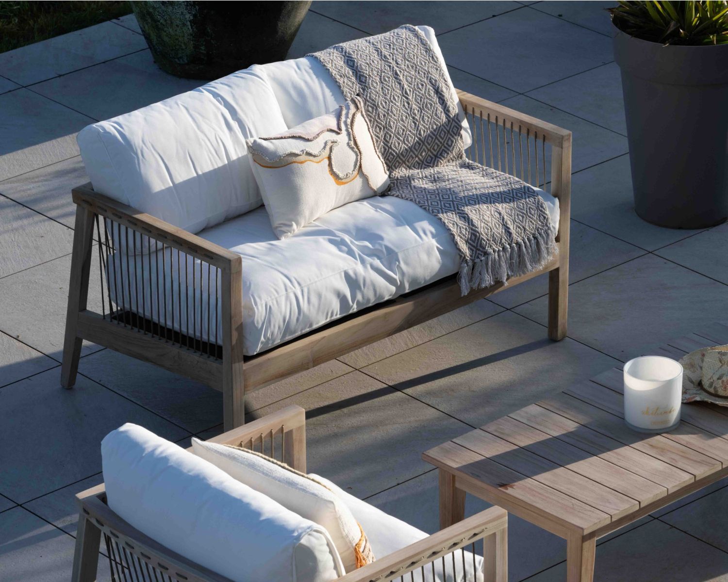 Ensemble canapé et fauteuils matelassés en teck et corde "Rafita"