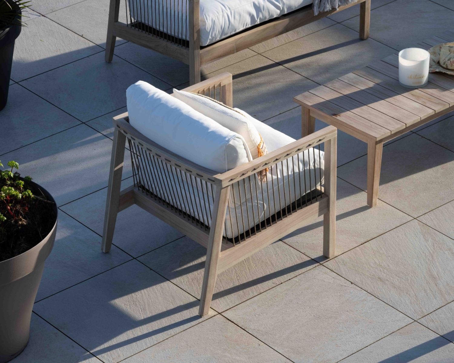 Ensemble canapé et fauteuils matelassés en teck et corde "Rafita"