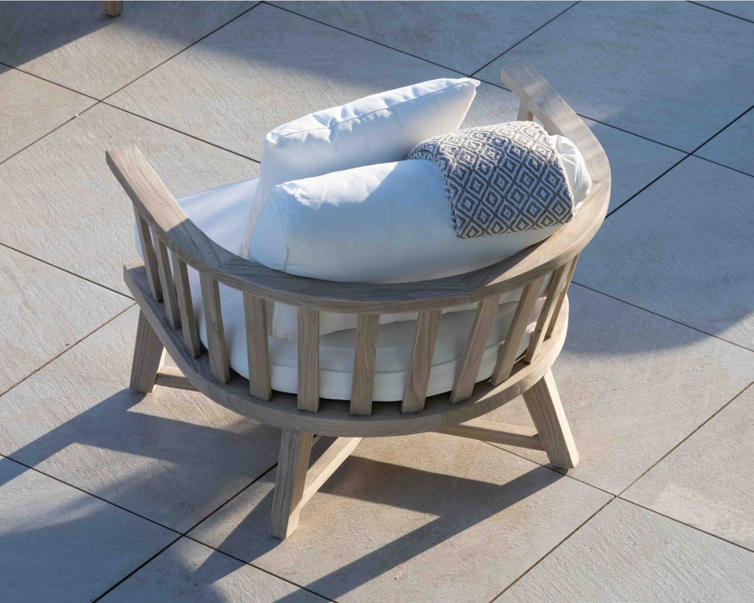 Fauteuil charme ethnique en bois exotique avec coussins tissu clair "Kozy"