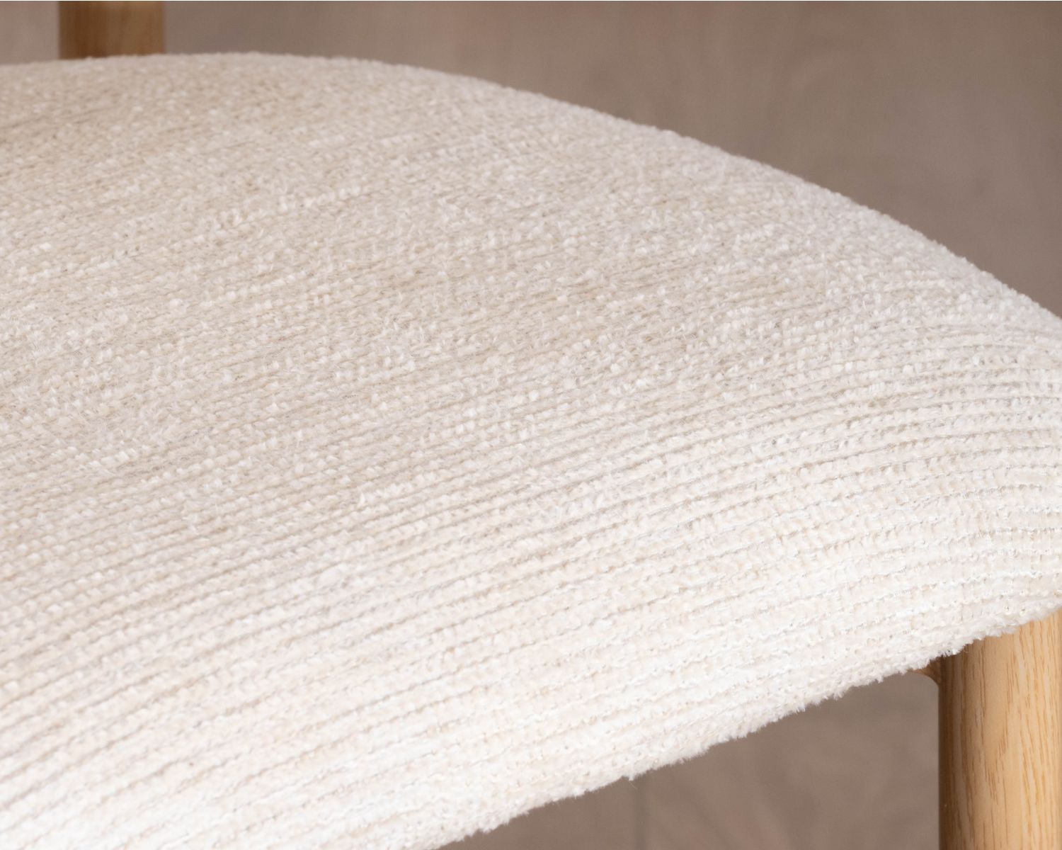 Lot de 2 chaises mi-hauteur style scandinave en tissu blanc cassé "Arpège" pieds métal aspect bois clair