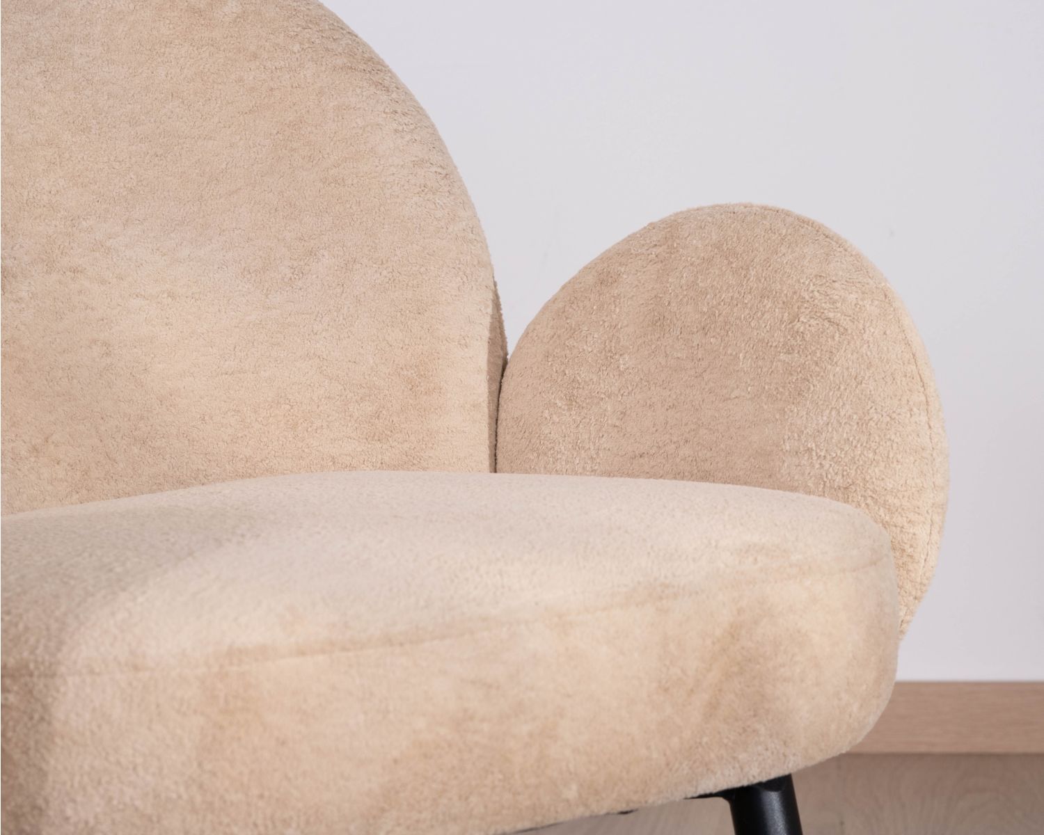 Petit fauteuil esprit scandinave en tissu duveteux beige "Luno"