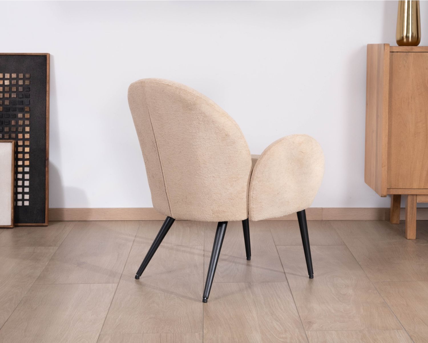 Petit fauteuil esprit scandinave en tissu duveteux beige "Luno"