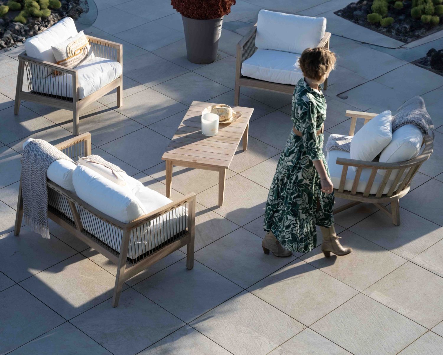 Ensemble canapé et fauteuils matelassés en teck et corde "Rafita"