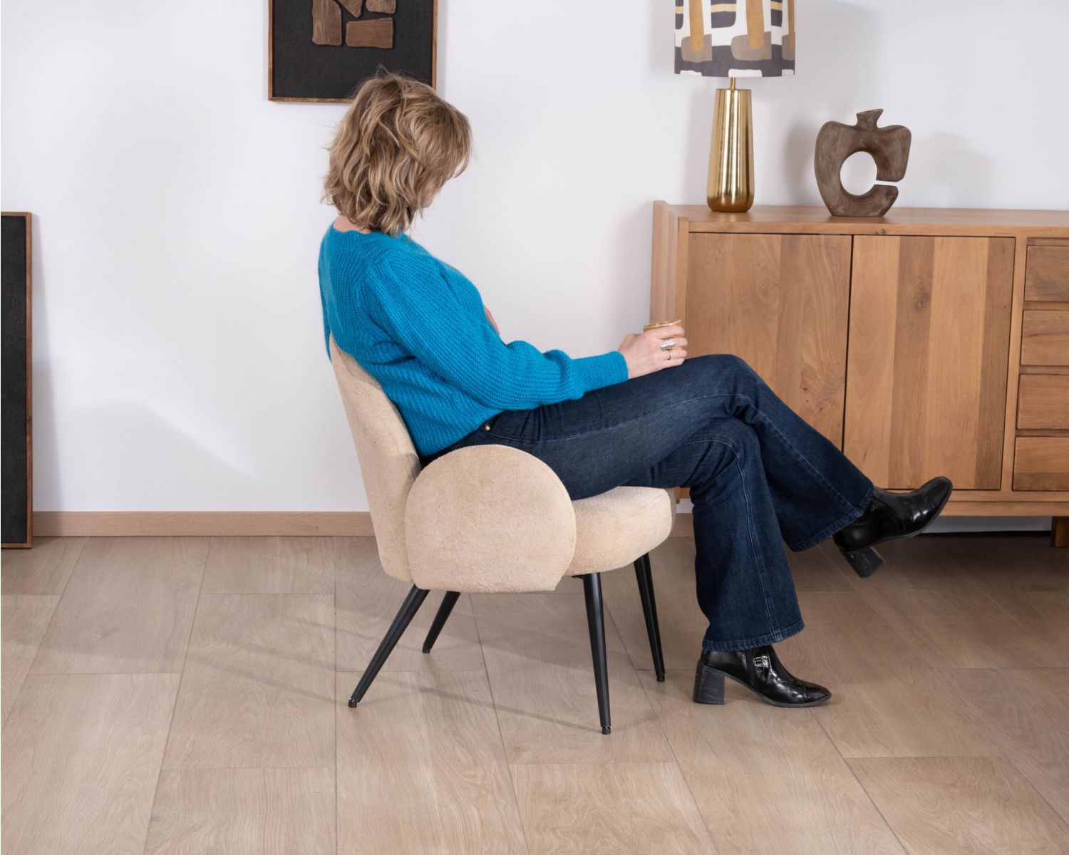 Petit fauteuil esprit scandinave en tissu duveteux beige "Luno"