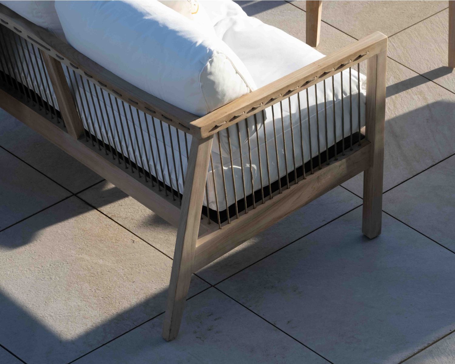 Ensemble canapé et fauteuils matelassés en teck et corde "Rafita"