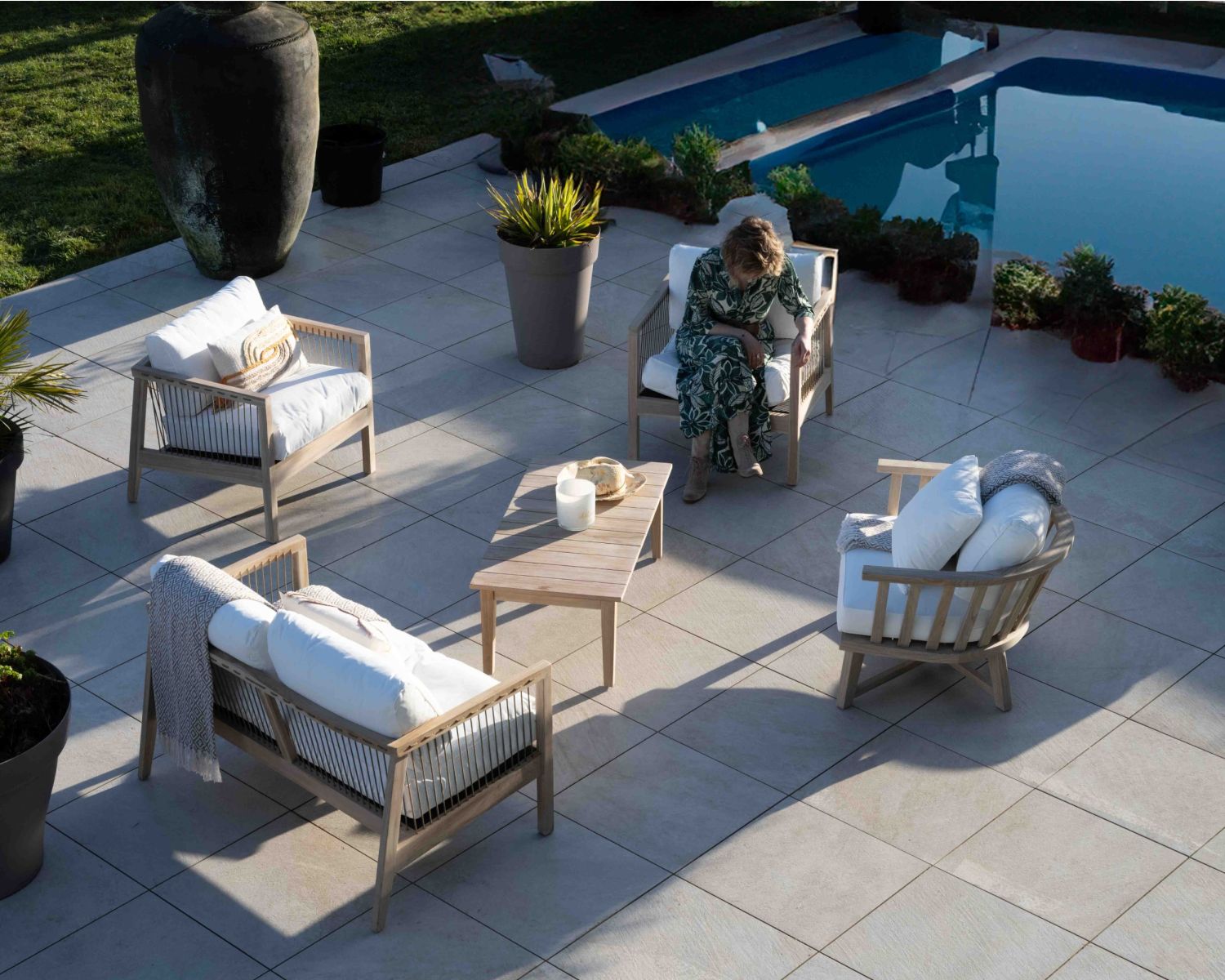 Ensemble canapé et fauteuils matelassés en teck et corde "Rafita"