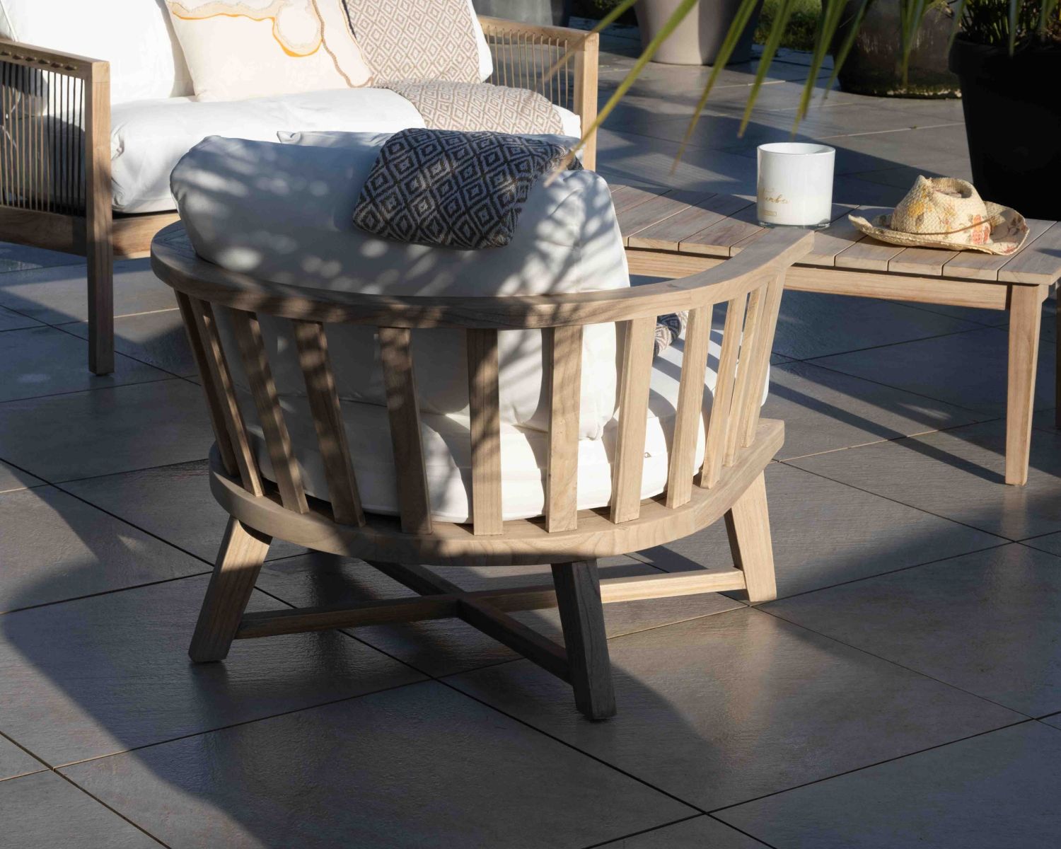 Fauteuil charme ethnique en bois exotique avec coussins tissu clair "Kozy"