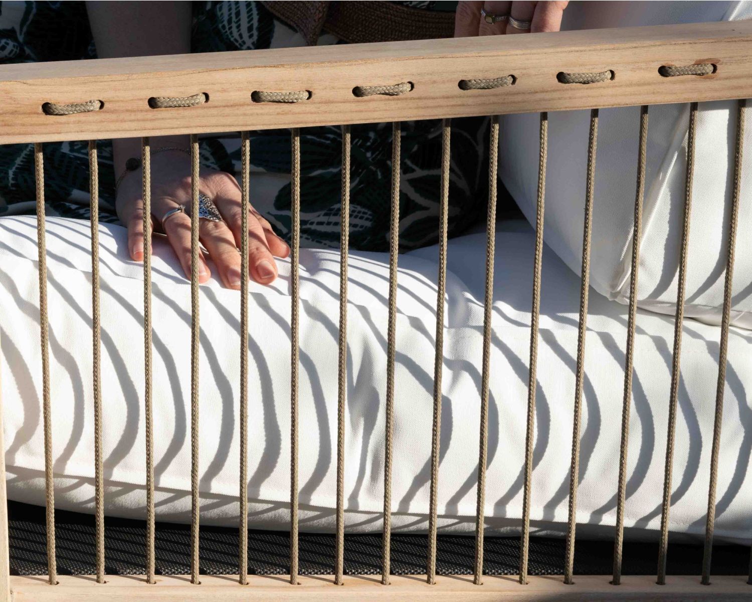 Ensemble canapé et fauteuils matelassés en teck et corde "Rafita"