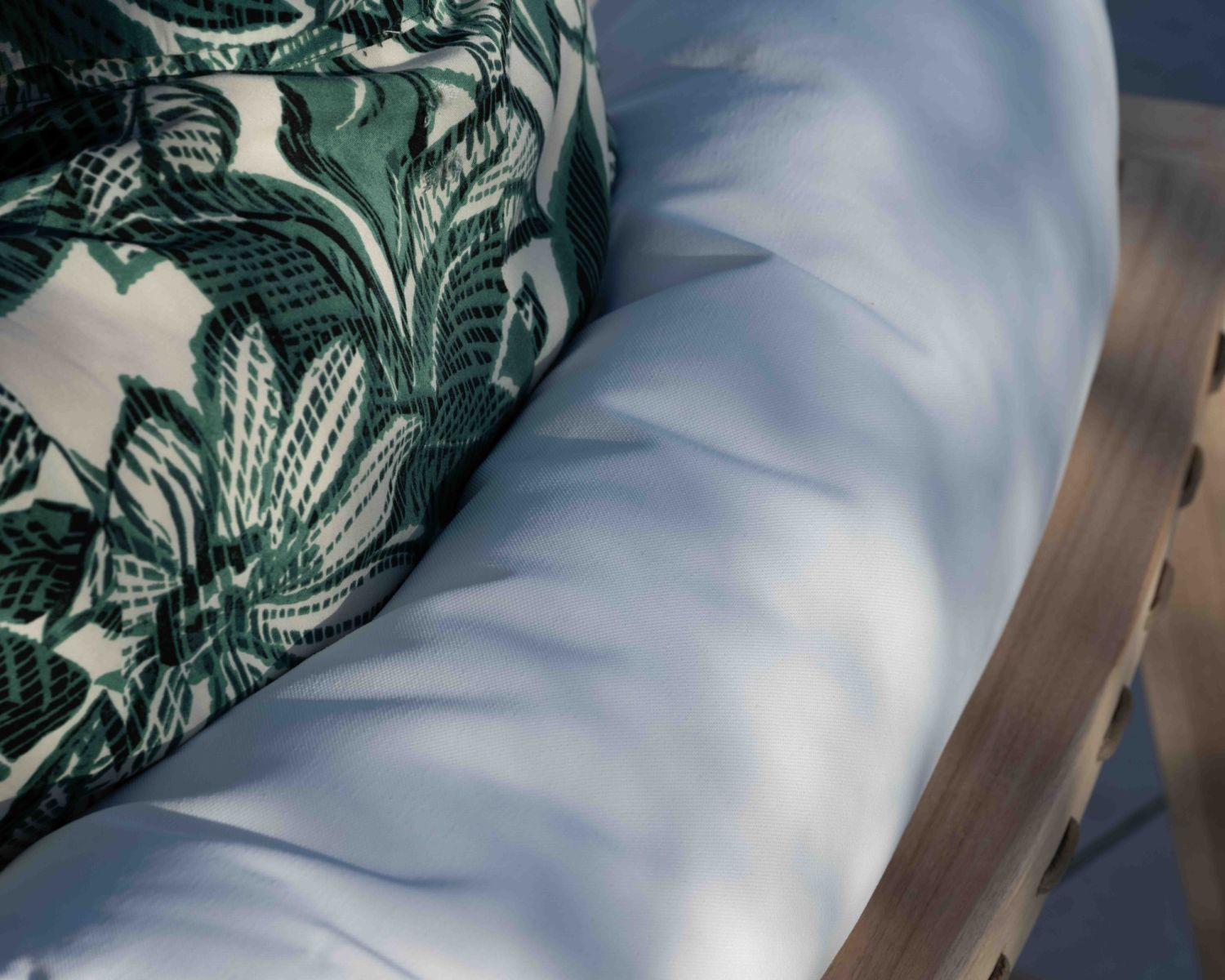 Ensemble canapé et fauteuils matelassés en teck et corde "Rafita"