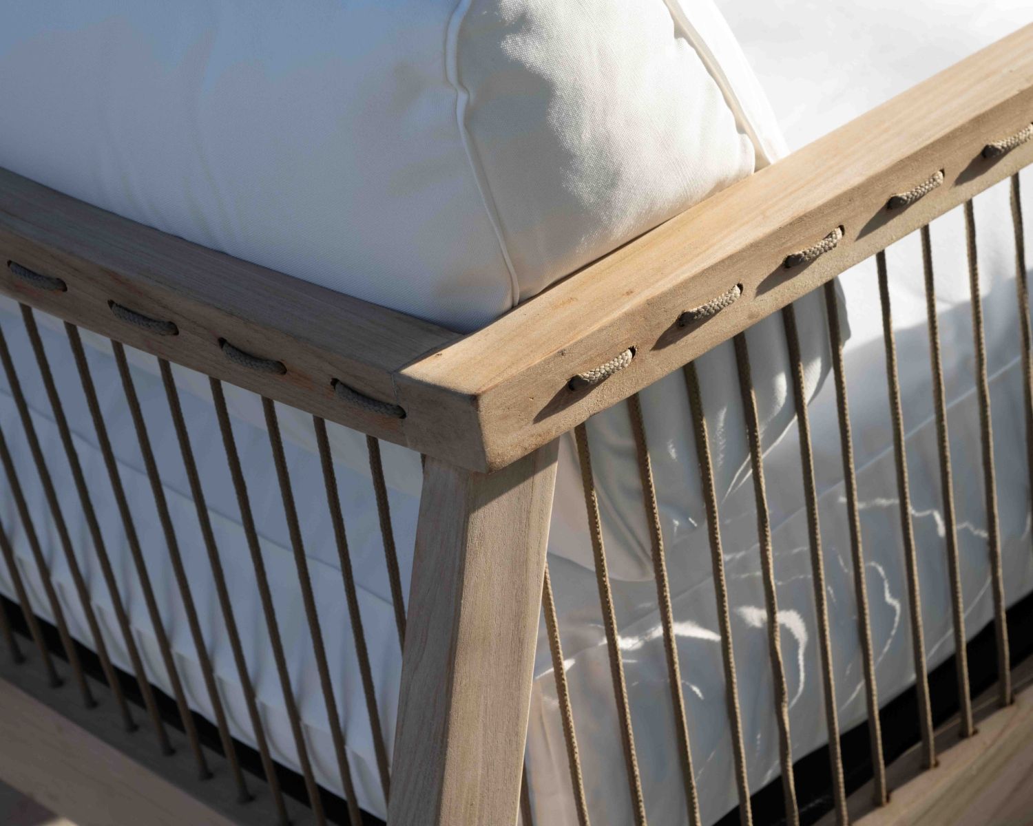 Ensemble canapé et fauteuils matelassés en teck et corde "Rafita"