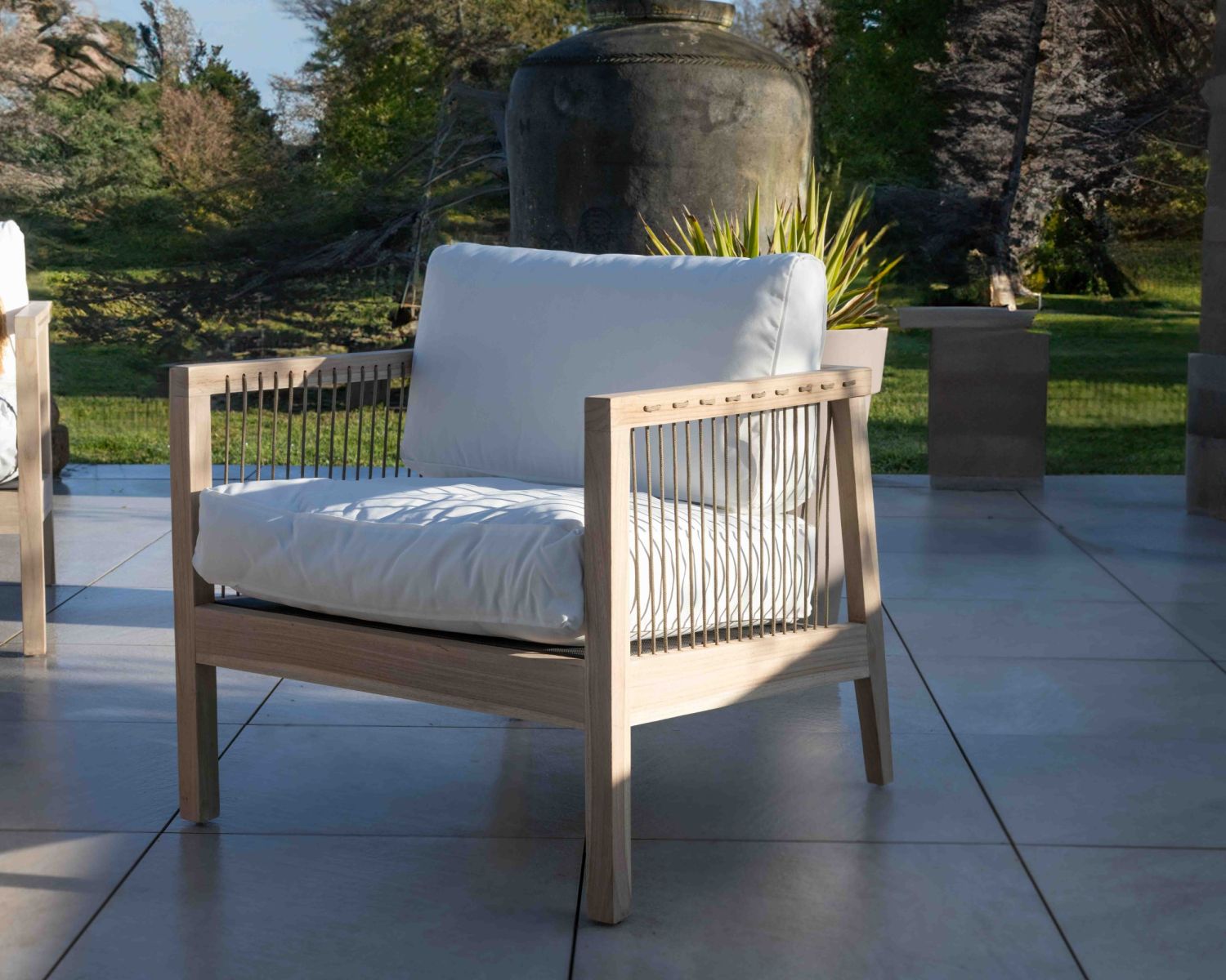 Ensemble canapé et fauteuils matelassés en teck et corde "Rafita"