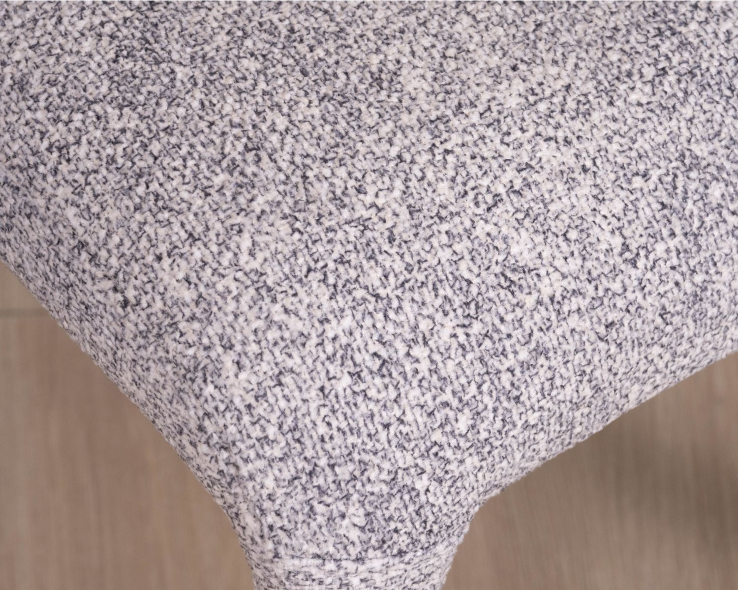 Lot de 2 chaises de repas contemporaines “Milano” en tissu chiné gris clair à habillage intégral