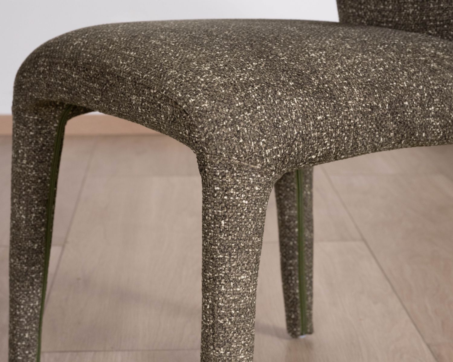 Lot de 2 chaises de repas habillage intégral esprit design “Milano” en tissu chiné vert kaki