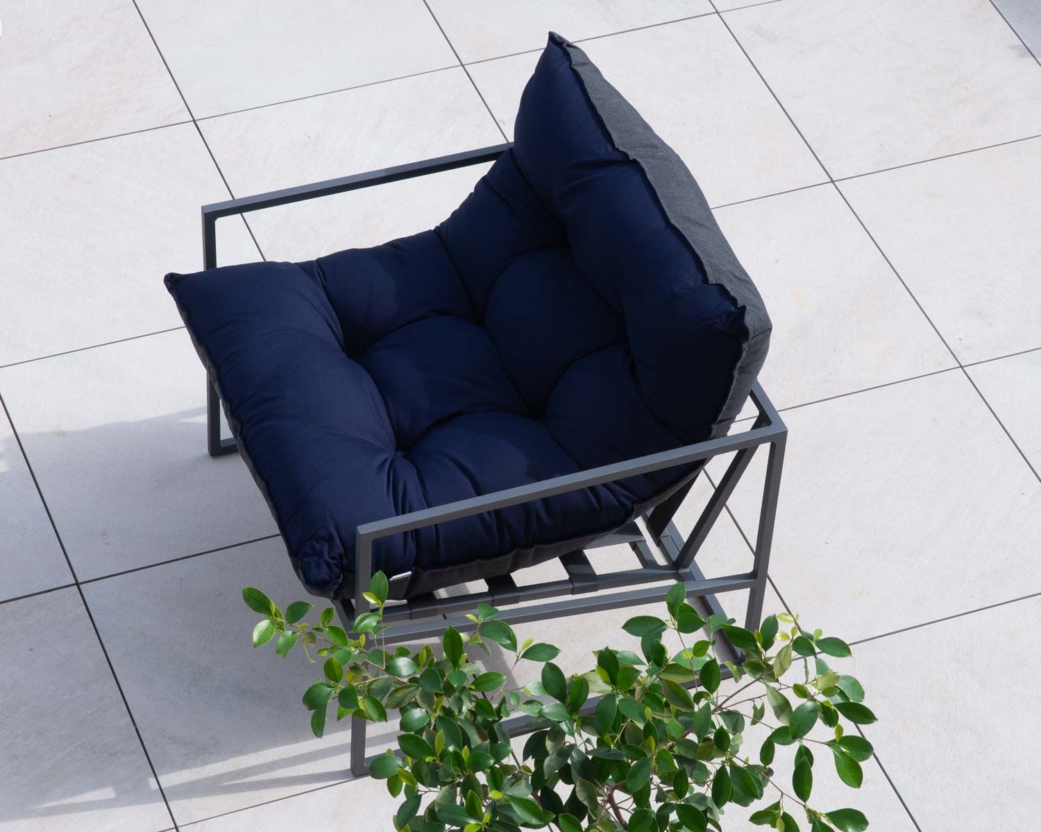 Fauteuil de jardin chic et confortable bleu foncé et aluminium gris "Maluku Island"