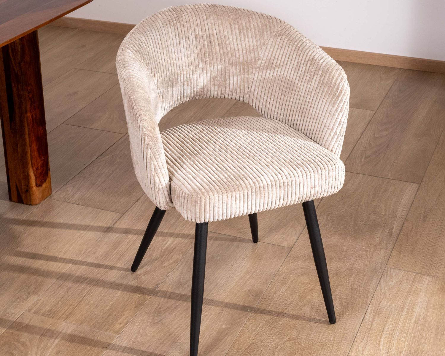 Lot de 2 chaises vintage en velours côtelé blanc cassé et pieds métal noir "Sonate"