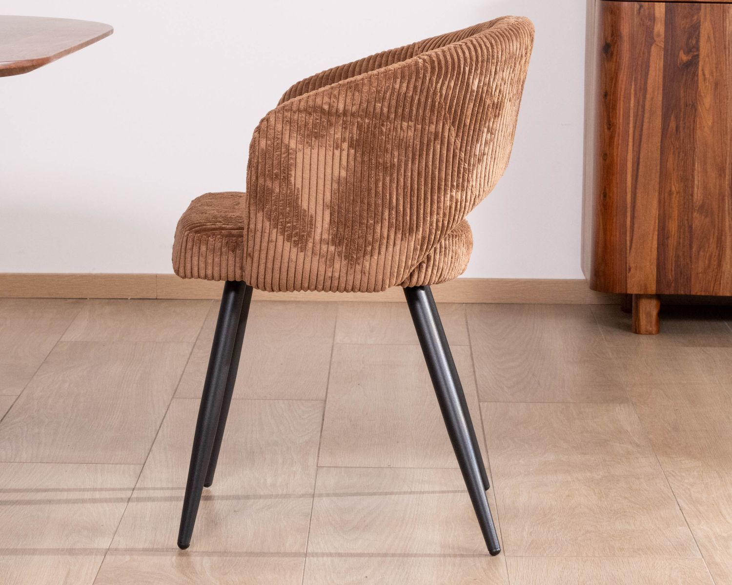 Lot de 2 chaises contemporaines "Sonate" en velours marron et pieds en métal 