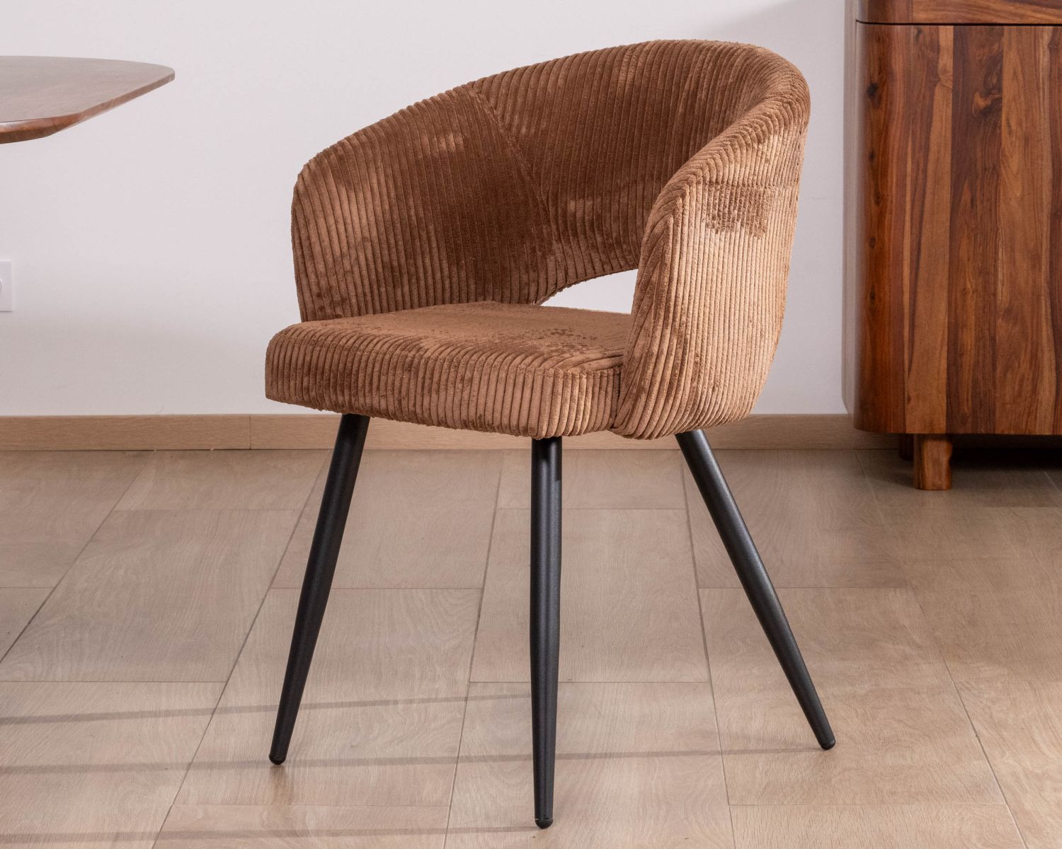 Lot de 2 chaises contemporaines "Sonate" en velours marron et pieds en métal 