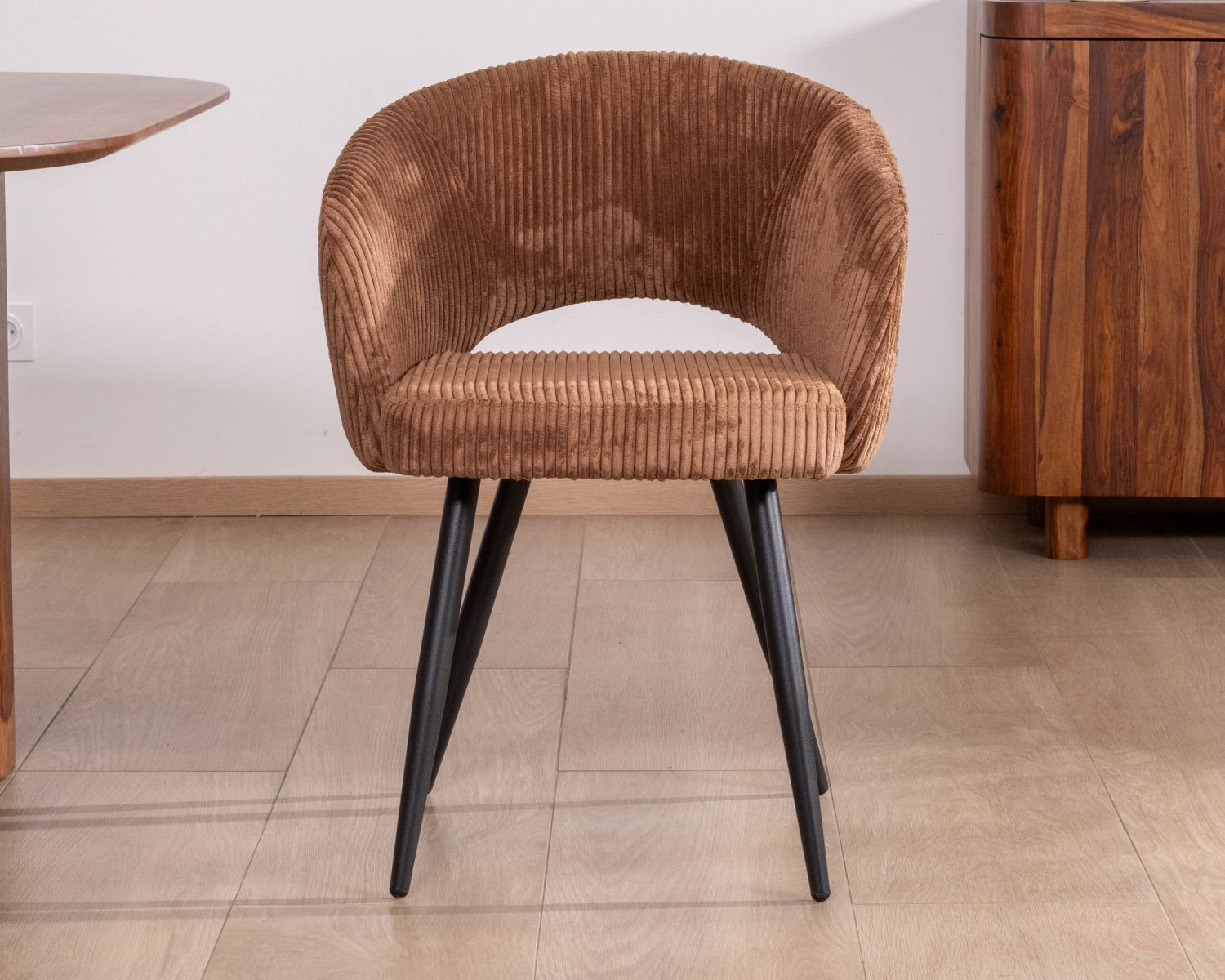 Lot de 2 chaises contemporaines "Sonate" en velours marron et pieds en métal 