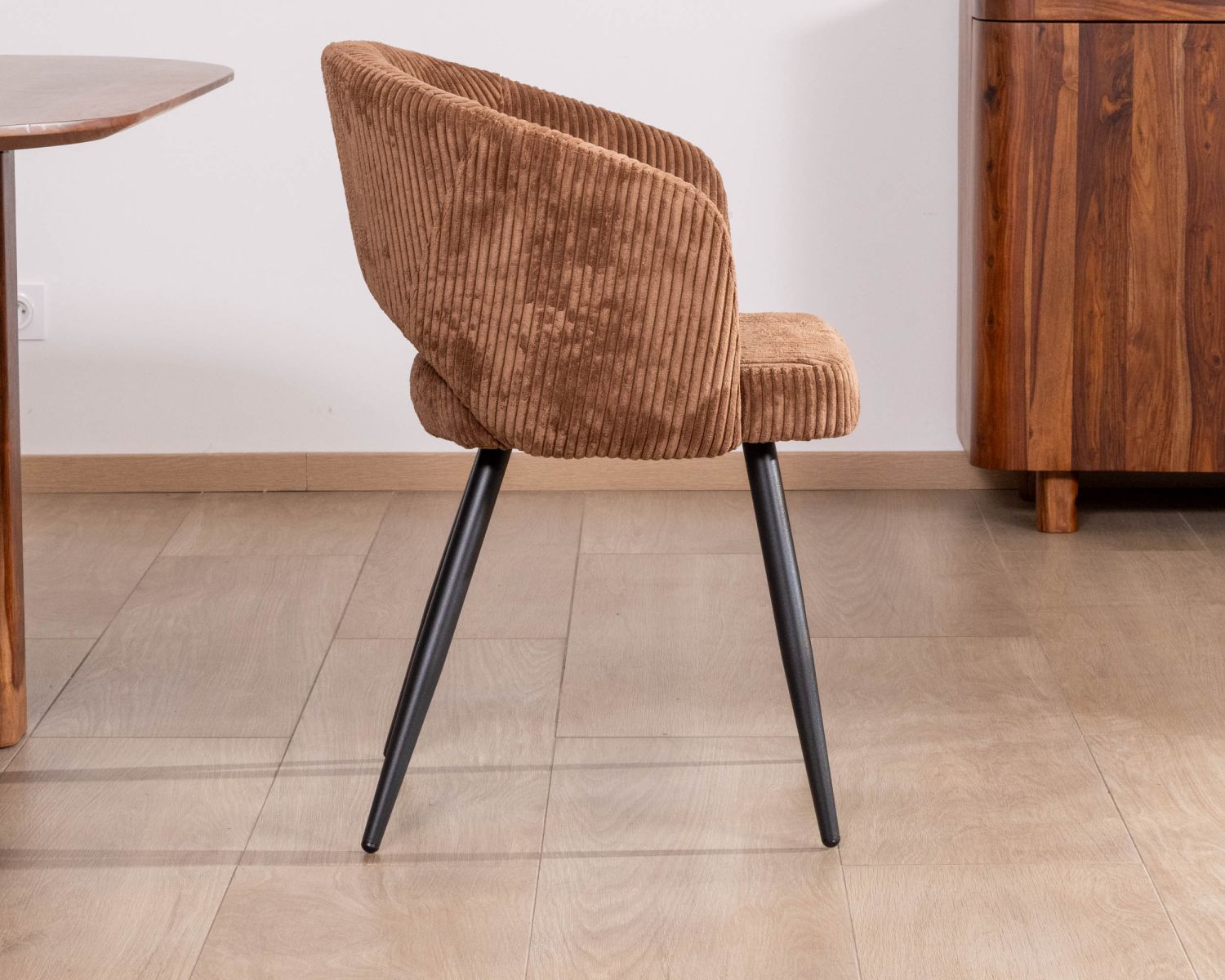 Lot de 2 chaises contemporaines "Sonate" en velours marron et pieds en métal 