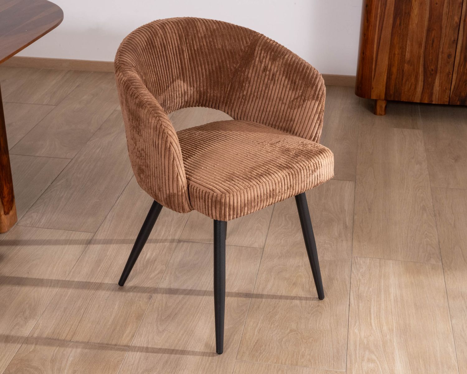 Lot de 2 chaises contemporaines "Sonate" en velours marron et pieds en métal 