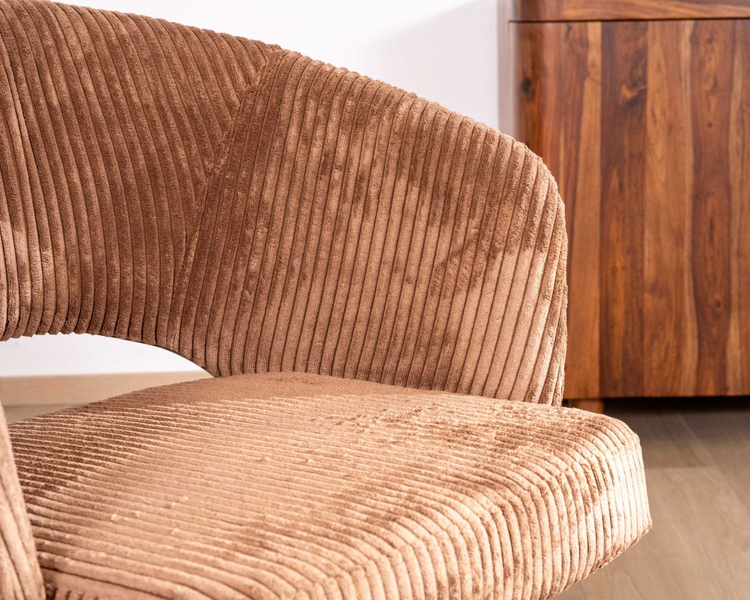 Lot de 2 chaises contemporaines "Sonate" en velours marron et pieds en métal 