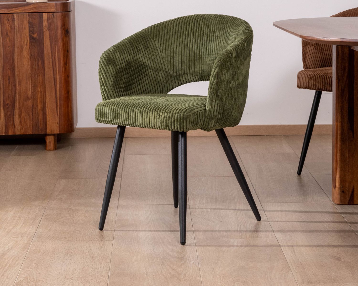 Lot de 2 chaises de repas en velours côtelé kaki et pieds métal "Sonate"