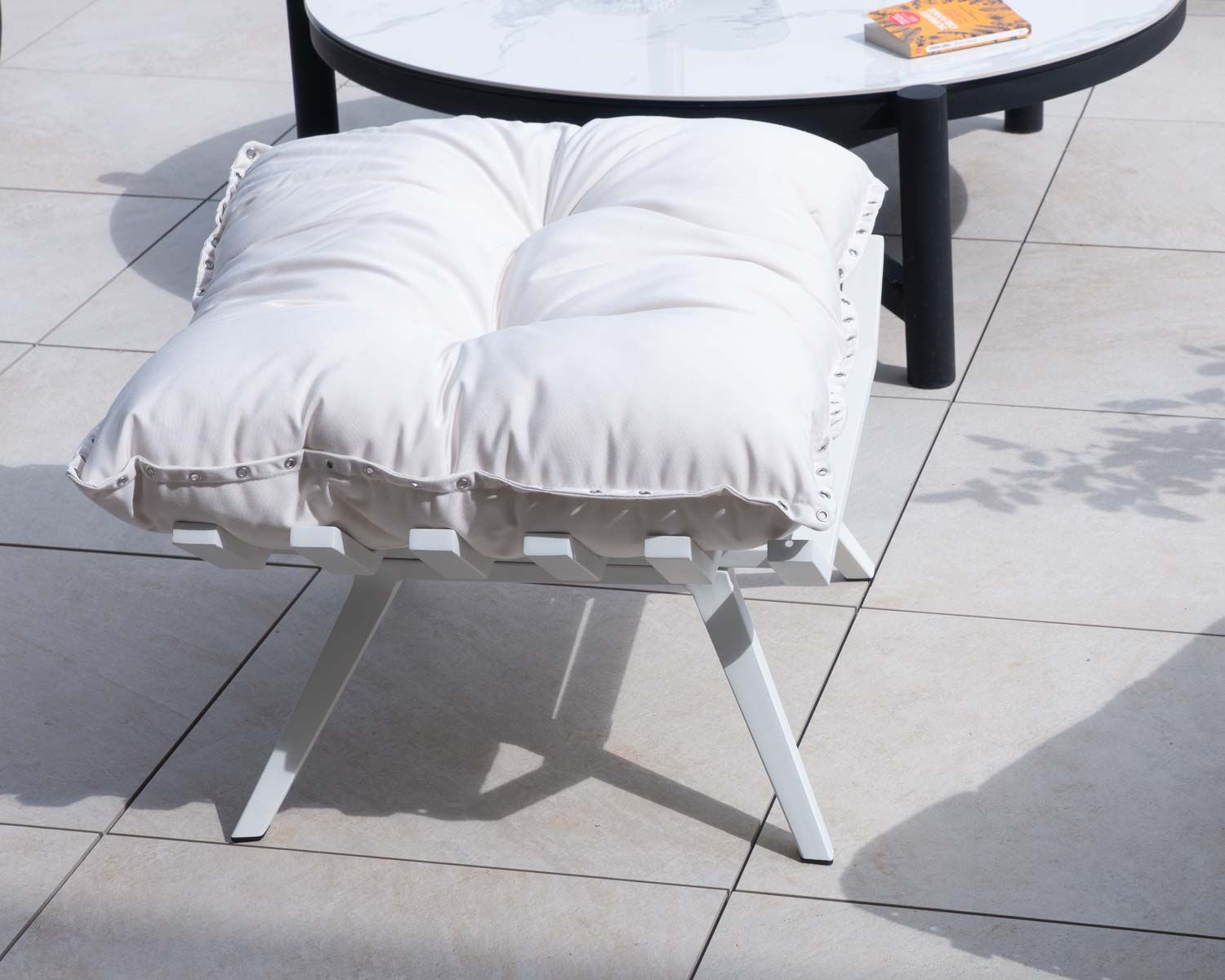 Fauteuil d'extérieur blanc avec repose-pieds modulaire structure aluminium blanche "Lisca"