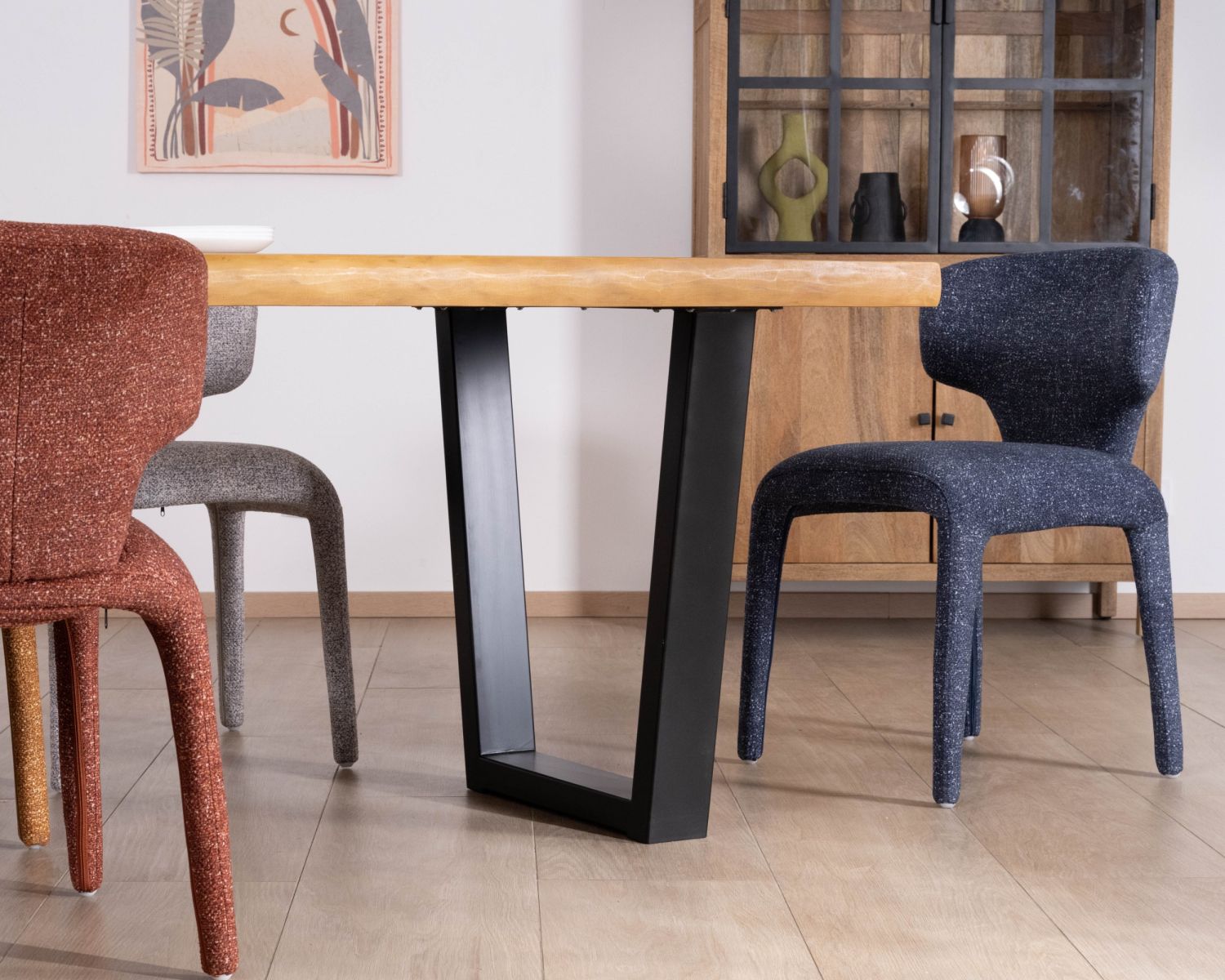 Table de repas en teck recyclé massif “Lasia” design brut contemporain et pieds métal noir