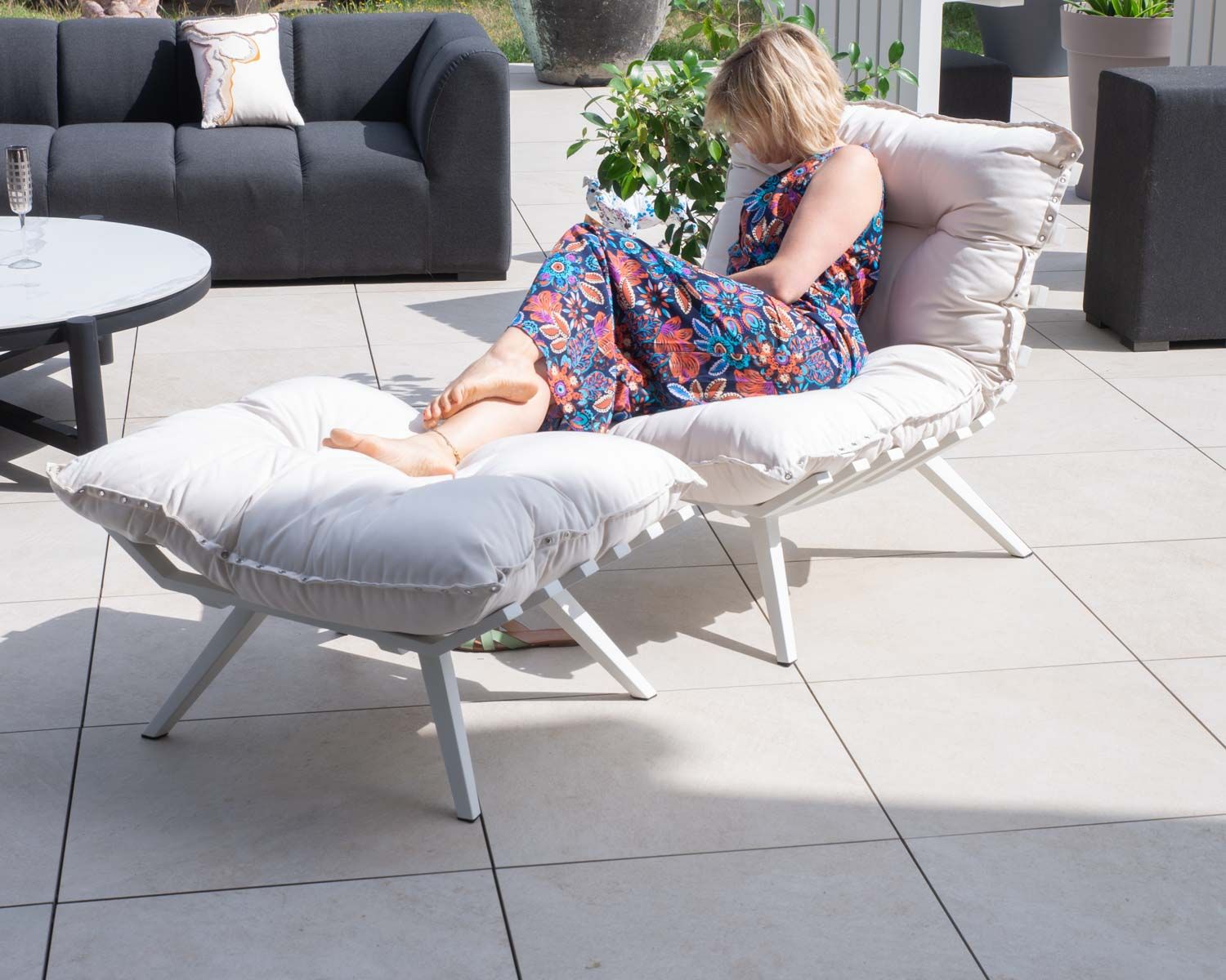 Fauteuil d'extérieur blanc avec repose-pieds modulaire structure aluminium blanche "Lisca"
