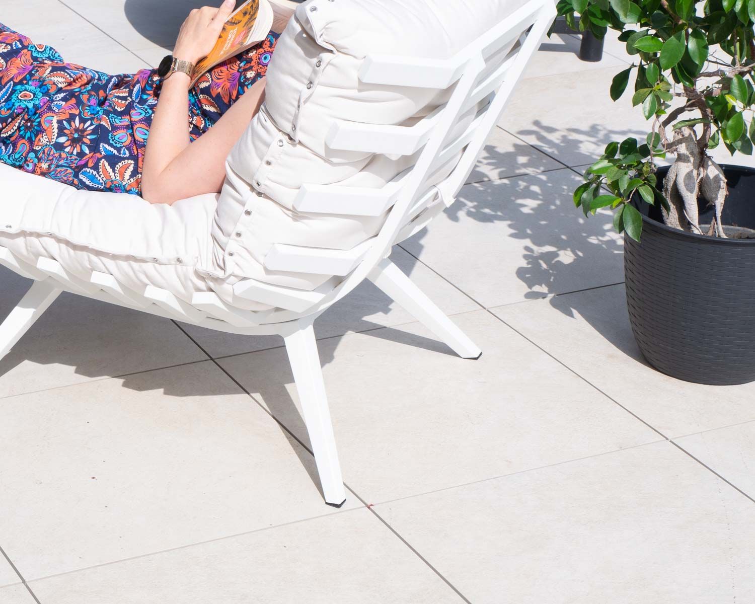 Fauteuil d'extérieur blanc avec repose-pieds modulaire structure aluminium blanche "Lisca"