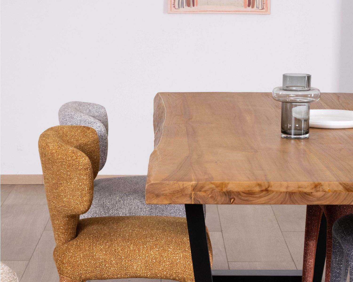 Table de repas en teck recyclé massif “Lasia” design brut contemporain et pieds métal noir