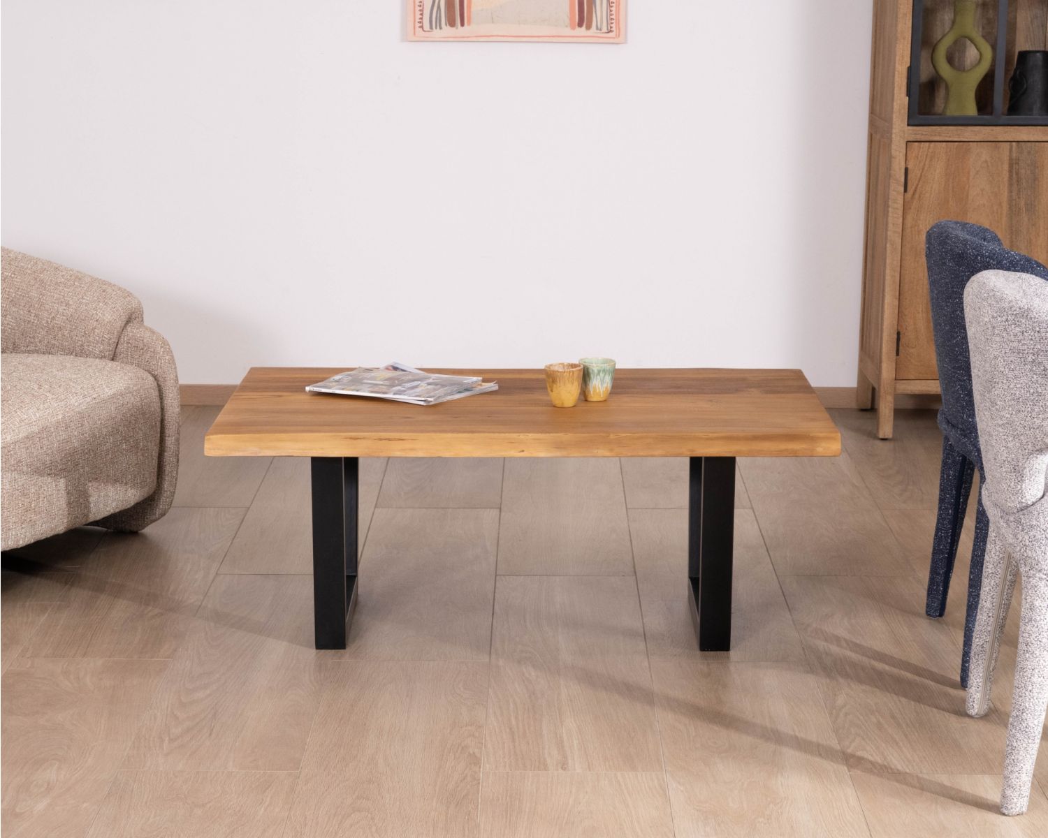 Table basse esprit loft en teck recyclé “Lasia” avec piètement métal noir en U