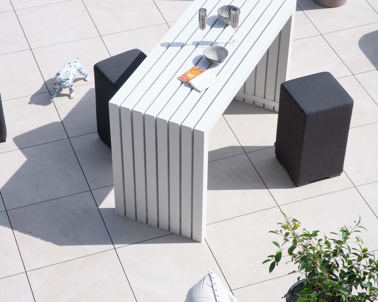 Grande table de bar épurée en aluminium blanc 200cm "Java Island"