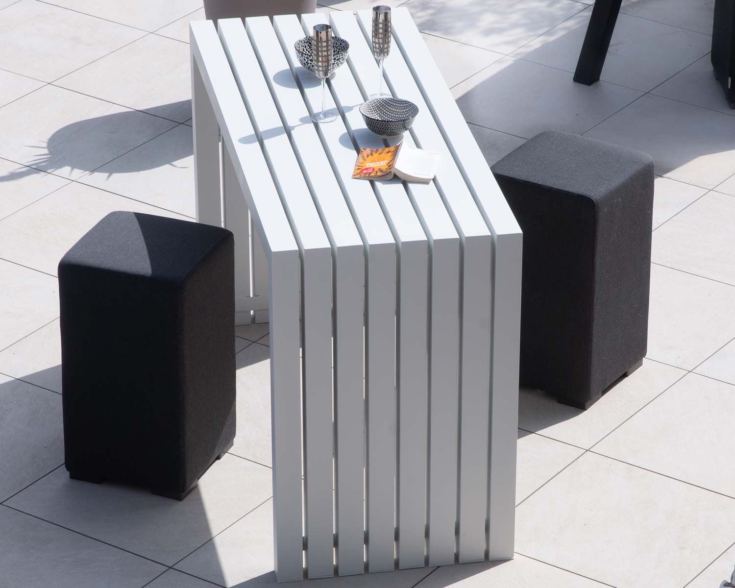 Grande table de bar épurée en aluminium blanc 200cm "Java Island"