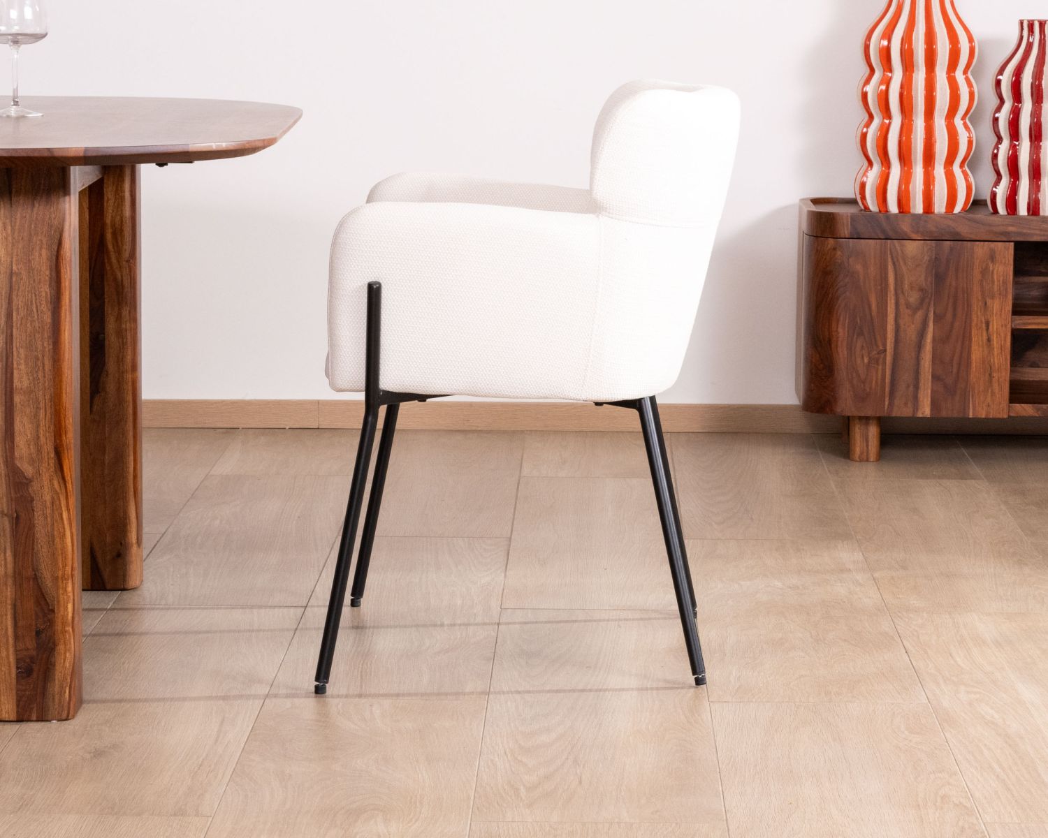 Lot de 2 chaises vintage en tissu blanc "Riméno" et pieds métal