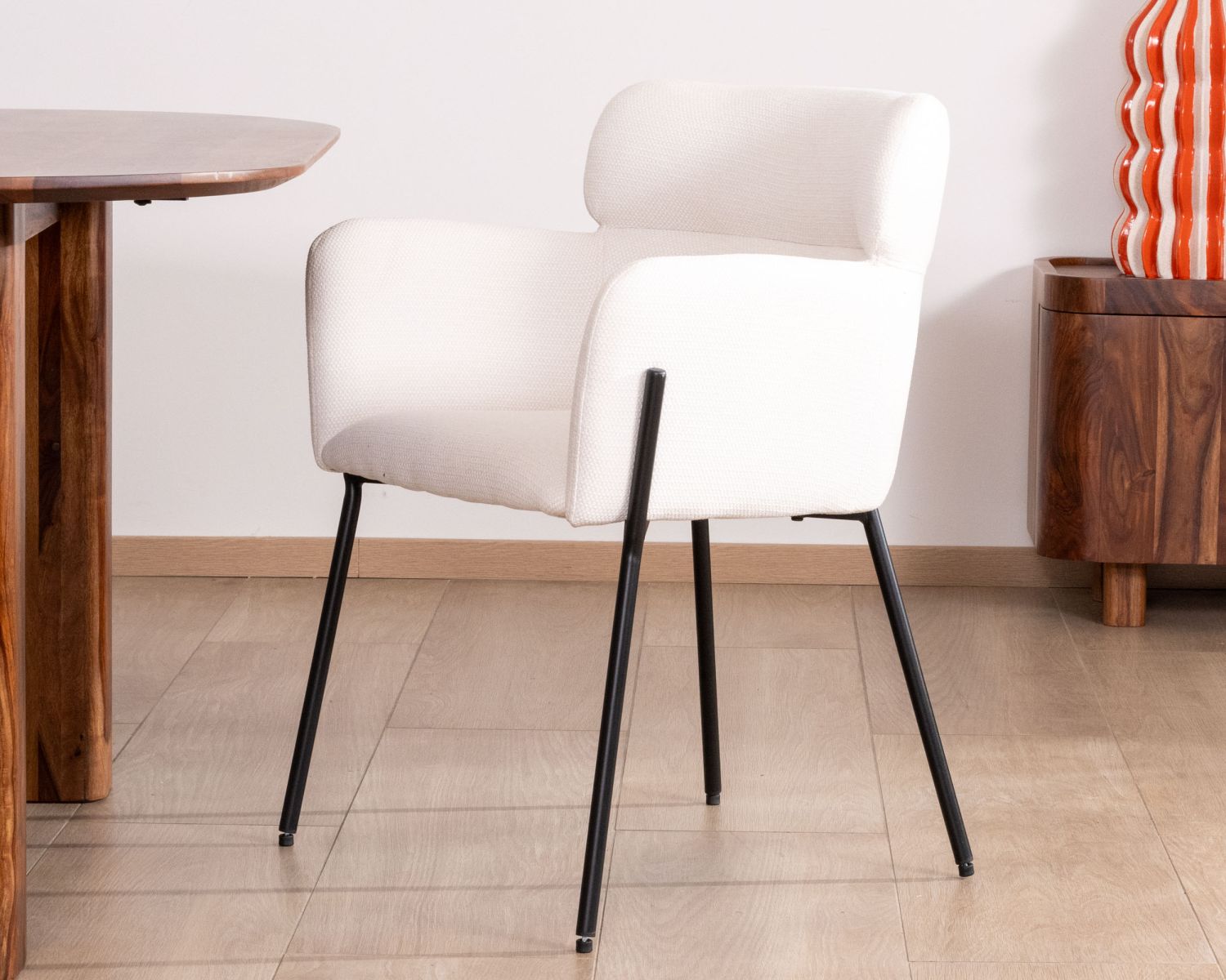 Lot de 2 chaises vintage en tissu blanc "Riméno" et pieds métal