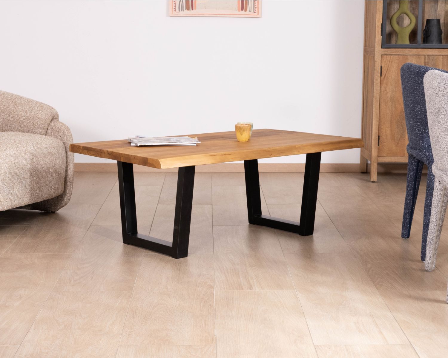 Table basse esprit loft en teck recyclé “Lasia” avec piètement métal noir en U