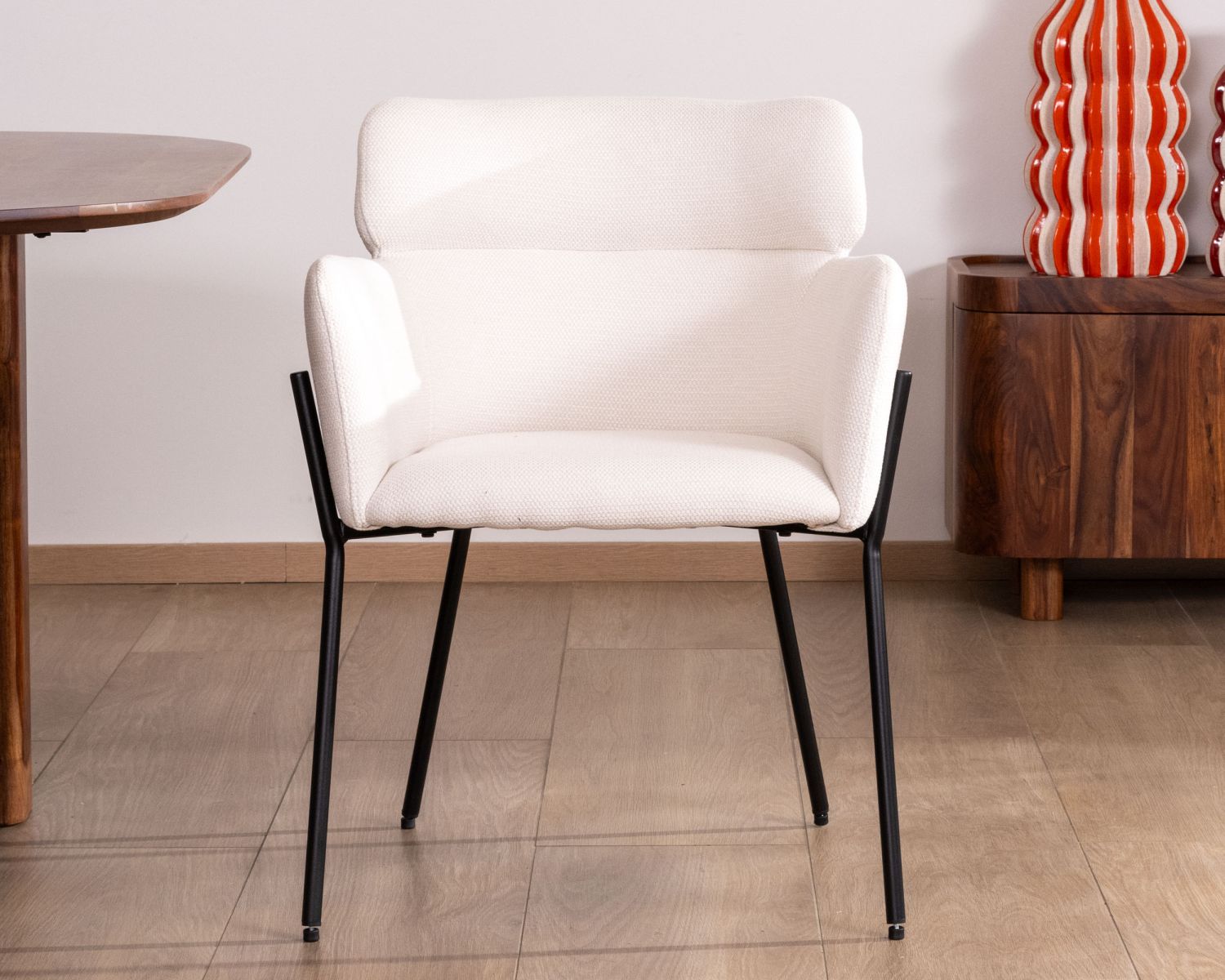 Lot de 2 chaises vintage en tissu blanc "Riméno" et pieds métal