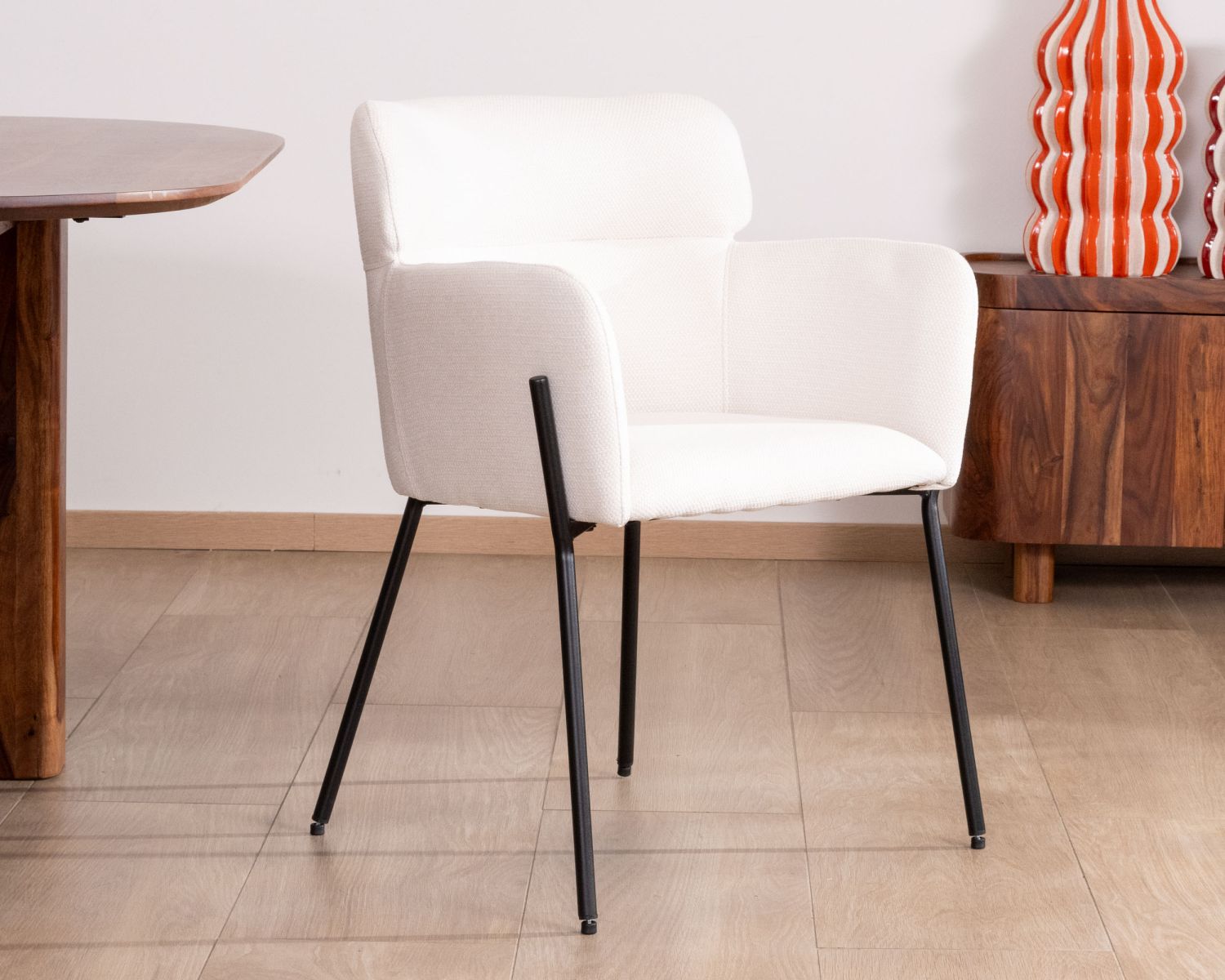 Lot de 2 chaises vintage en tissu blanc "Riméno" et pieds métal