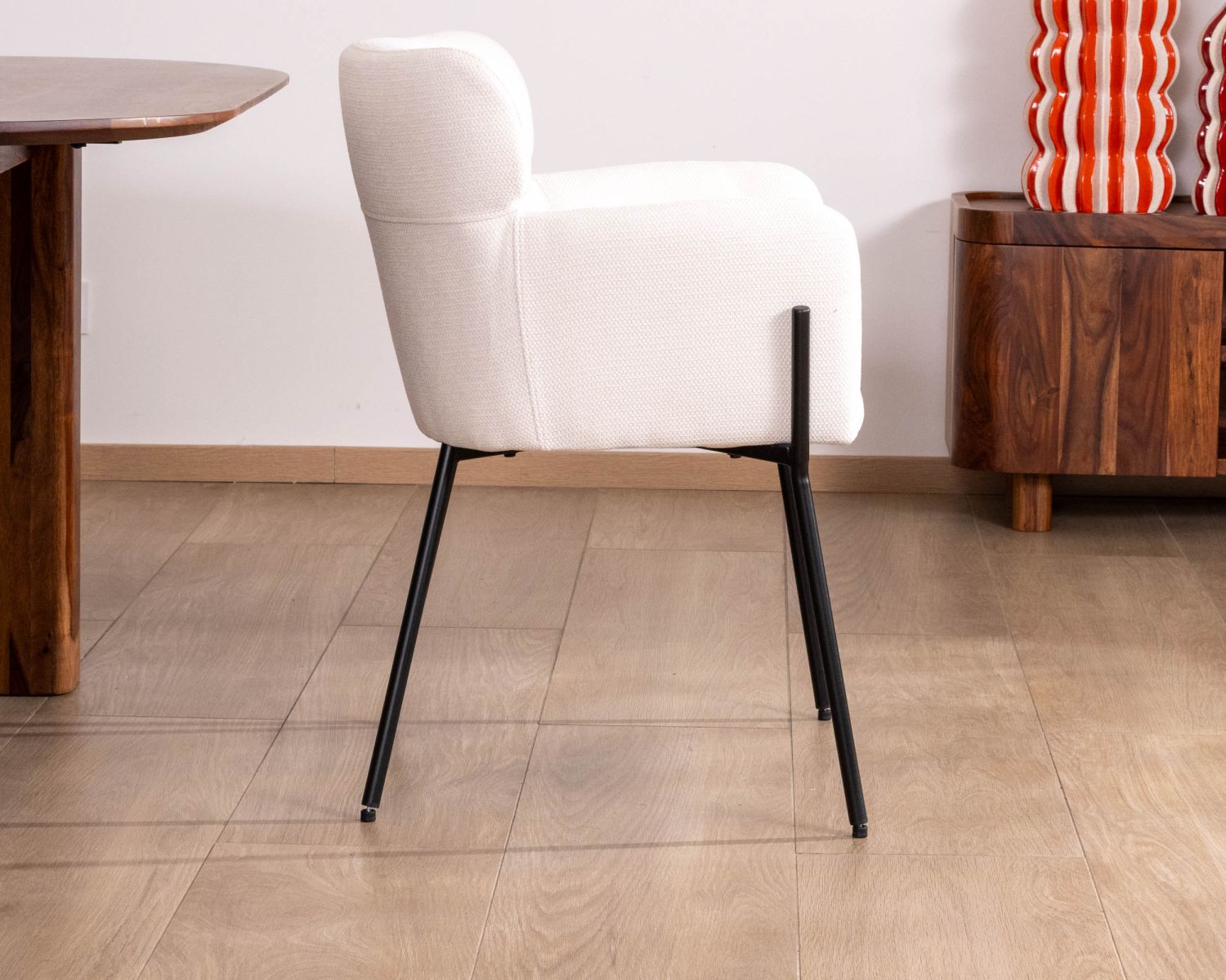 Lot de 2 chaises vintage en tissu blanc "Riméno" et pieds métal