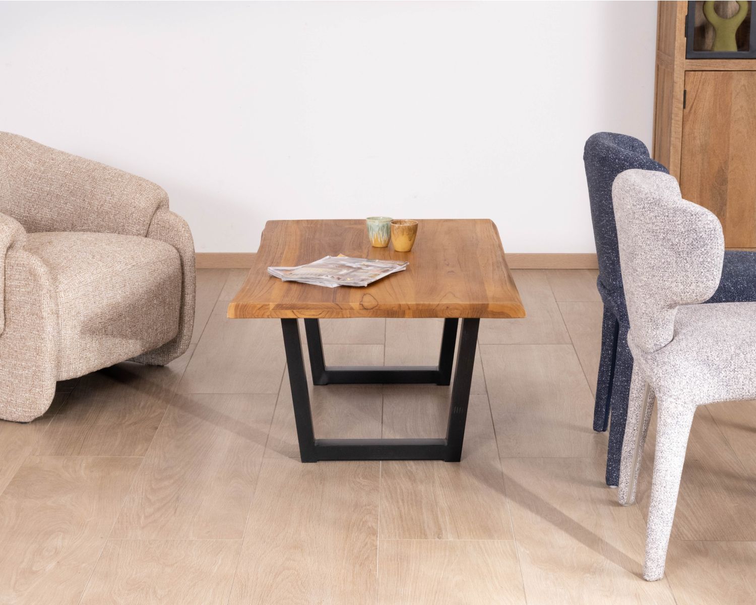 Table basse esprit loft en teck recyclé “Lasia” avec piètement métal noir en U