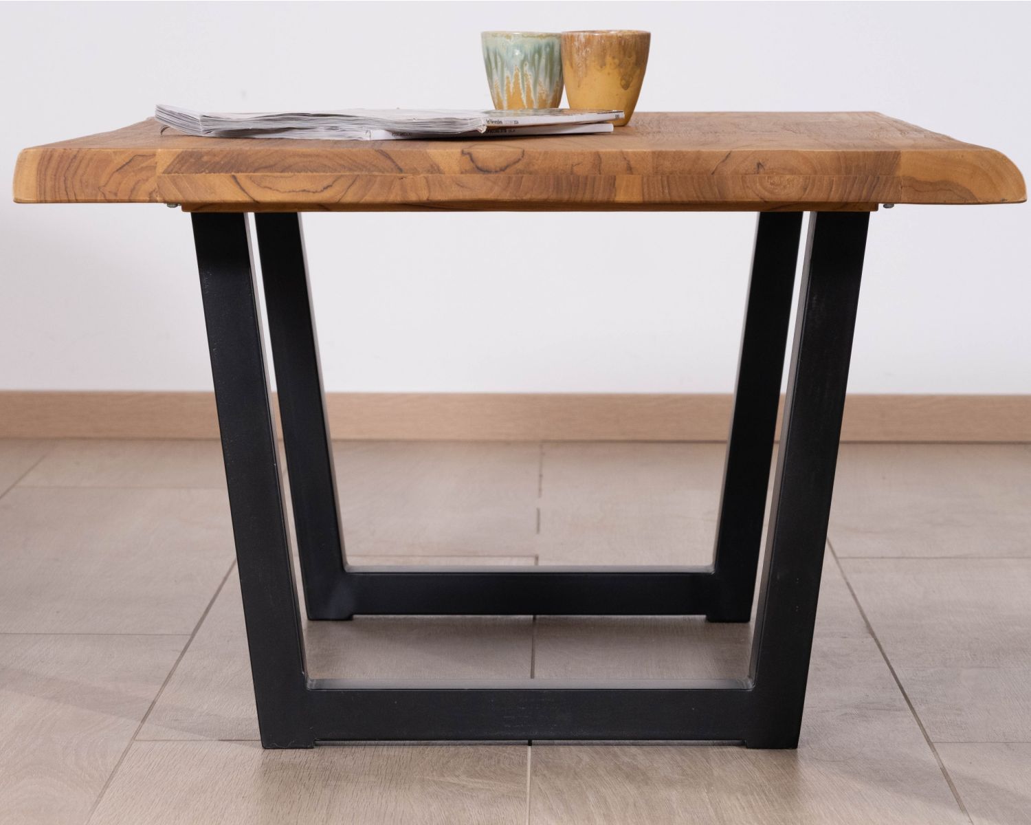 Table basse esprit loft en teck recyclé “Lasia” avec piètement métal noir en U
