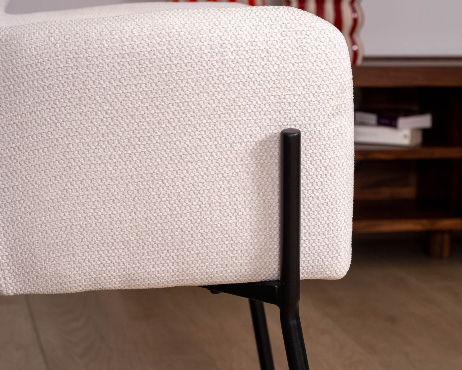 Lot de 2 chaises vintage en tissu blanc "Riméno" et pieds métal