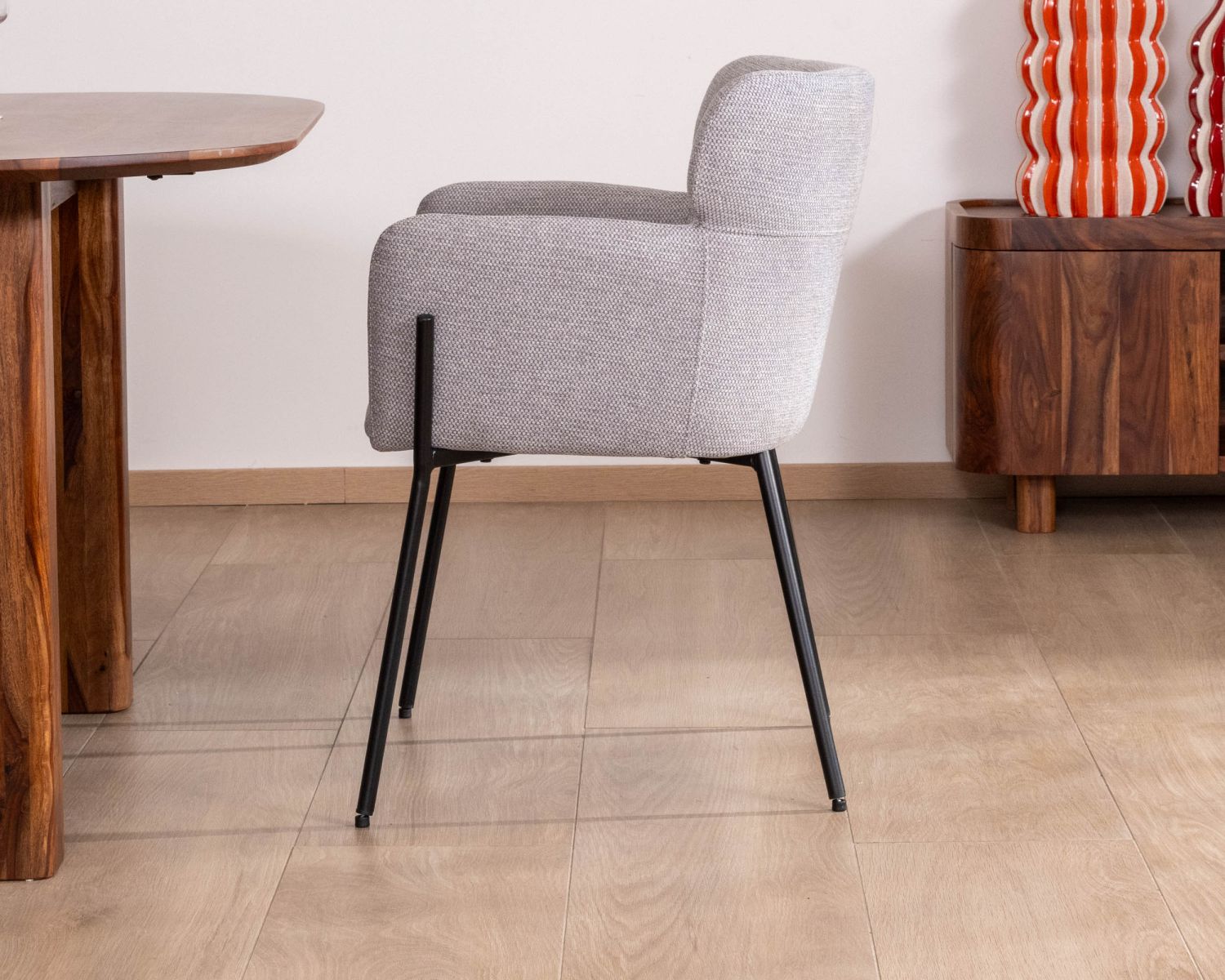 Lot de 2 chaises de repas contemporaines "Riméno" en tissu gris et pieds en métal