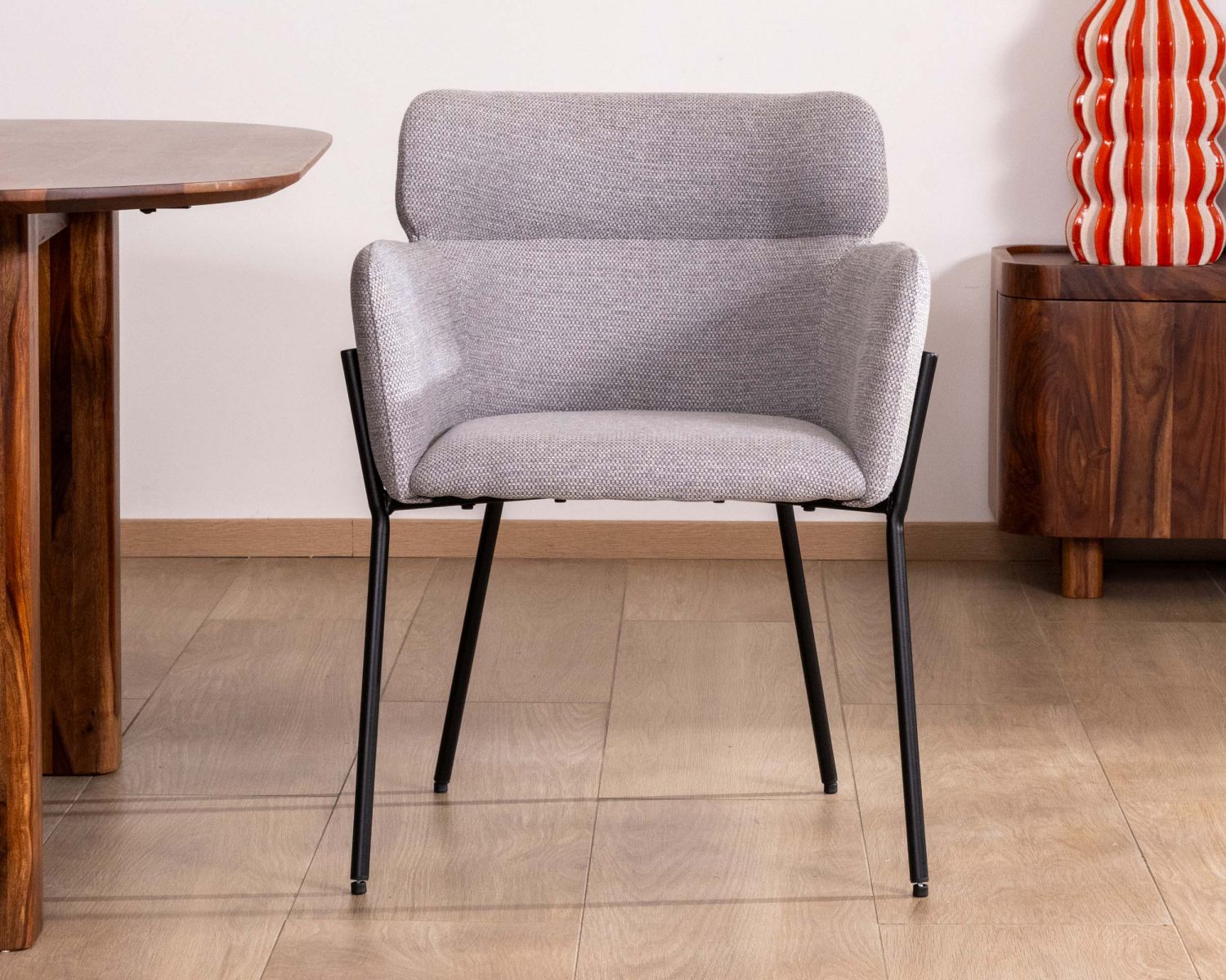 Lot de 2 chaises de repas contemporaines "Riméno" en tissu gris et pieds en métal