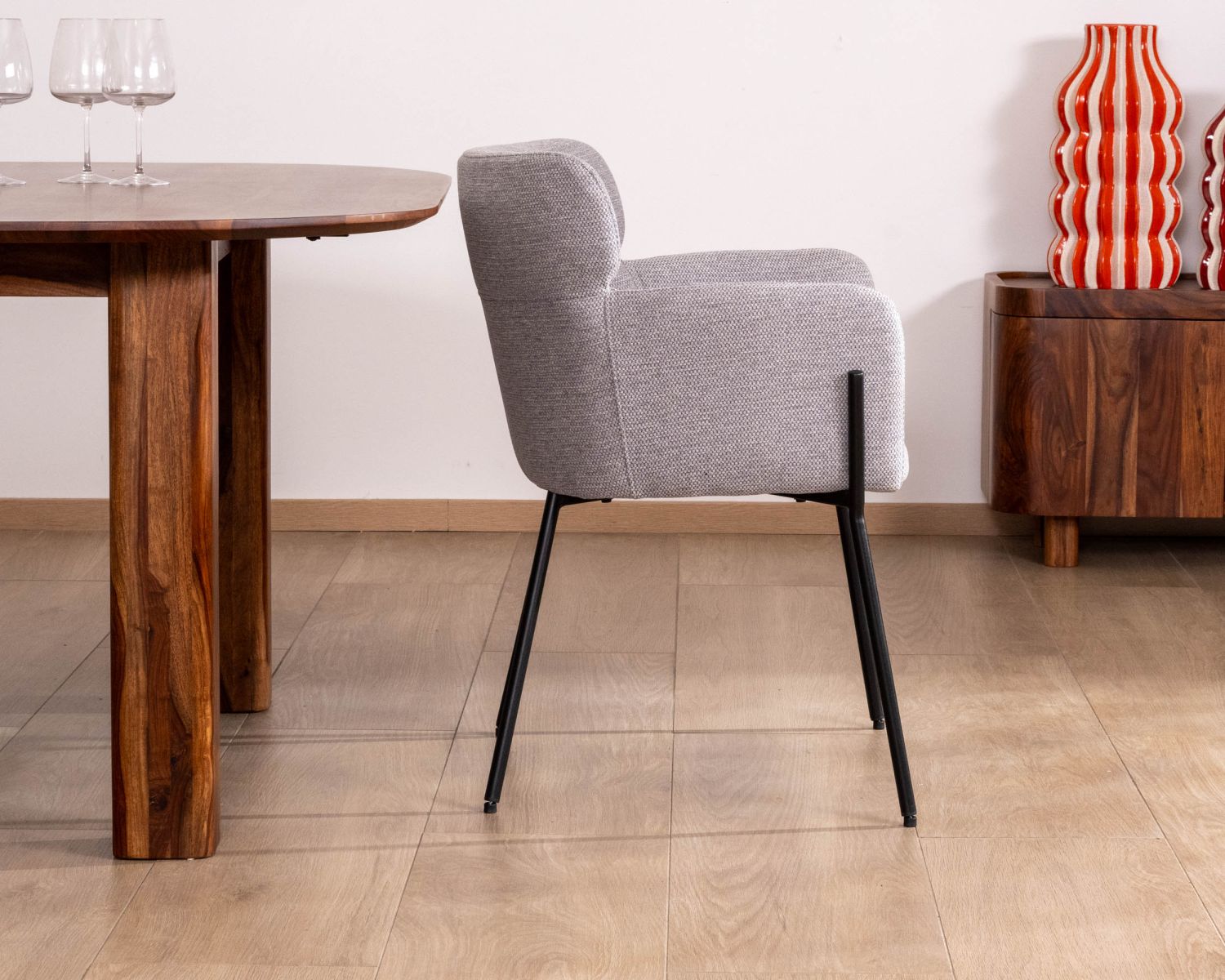 Lot de 2 chaises de repas contemporaines "Riméno" en tissu gris et pieds en métal