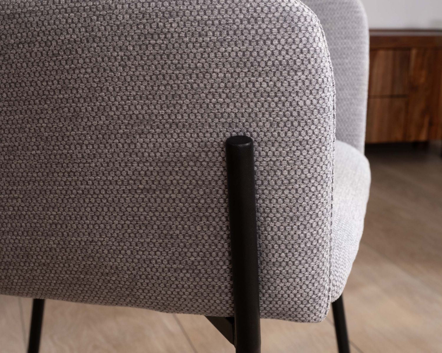 Lot de 2 chaises de repas contemporaines "Riméno" en tissu gris et pieds en métal