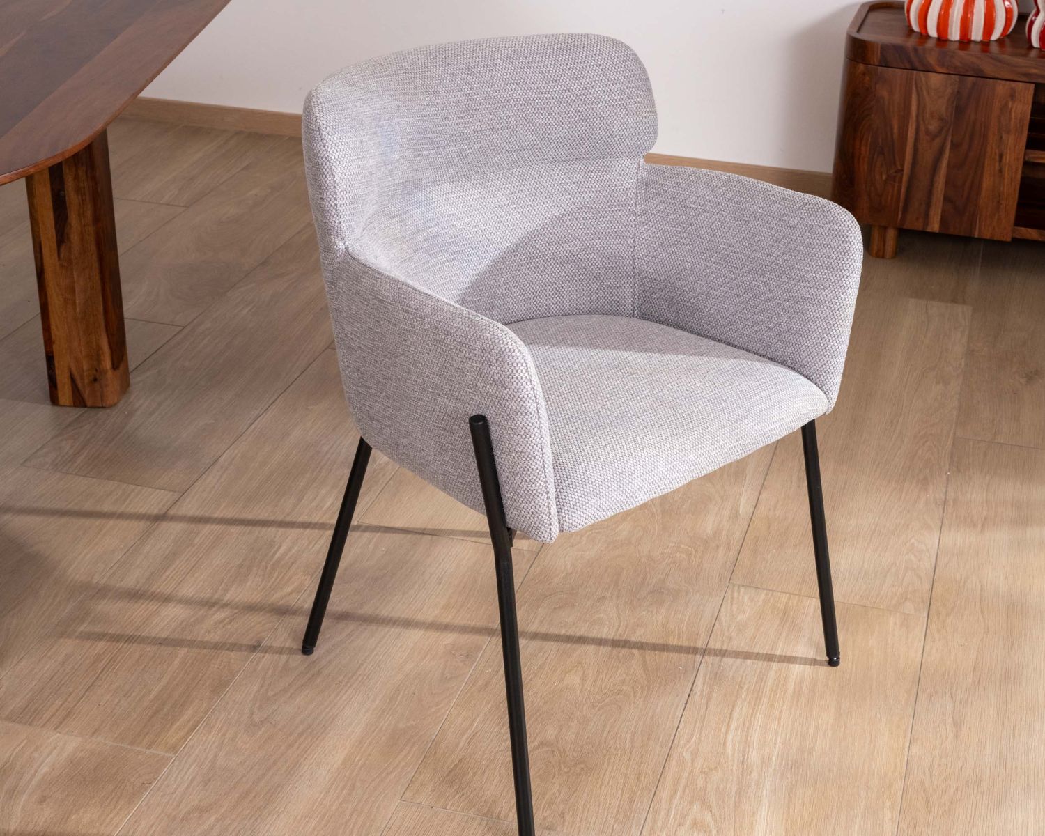 Lot de 2 chaises de repas contemporaines "Riméno" en tissu gris et pieds en métal
